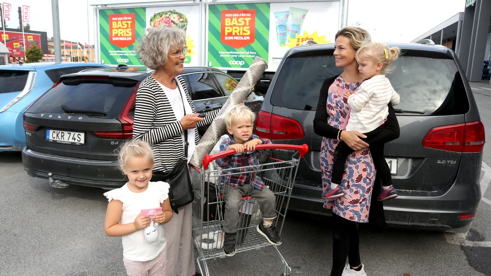 Seniorrabatten gäller när Ulla Forsman betalar för dottern Anna-Maria och de tre barnbarnen Märtha, Maja och Sigge. Framför allt får de en trevlig stund tillsammans. 