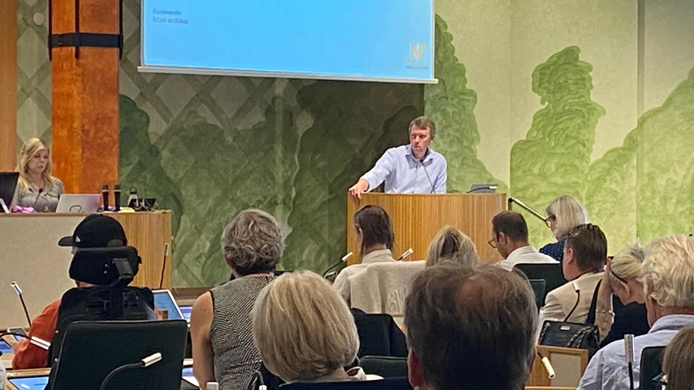 Olle Vikmång är gruppledare för Socialdemokraterna. Han argumenterade för behovet av en förköpsrätt. Inte därför att han primärt misstror Elite Hotels utan därför att han känner "oro över de styrandes politik".