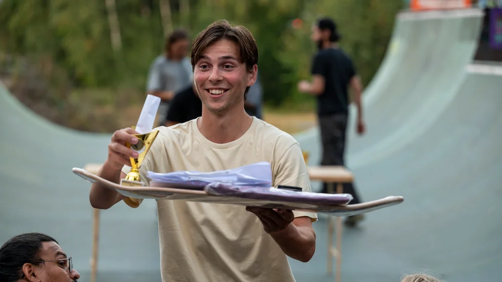 Anders Löwbeer var glad över vinsten, men snabb att lämna över priserna till sin flickvän så att han snabbt kunde fortsätta hjälpa till med arrangemanget.