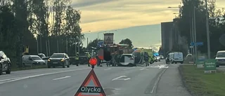 Bil och lastbil i kollision i korsning – en förd till sjukhus