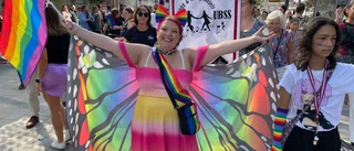 Här drar Pridetåget fram genom Uppsala – se folkfesten