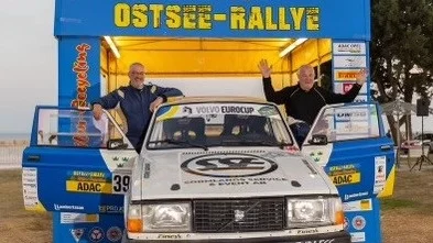 Peter Johansson och Hasse Pettersson kom i mål i den tyska tävlingen till slut trots en hel del bilproblem. "Det är tack vare alla duktiga mekaniker. Ett tag hade vi sex stycken som jobbade med bilen", säger Peter Johansson.
