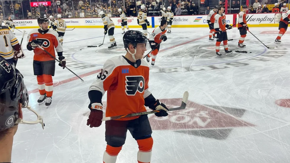 Emil Andrae värmer upp inför Flyers hemmamatch mot Boston. Arkivbild.