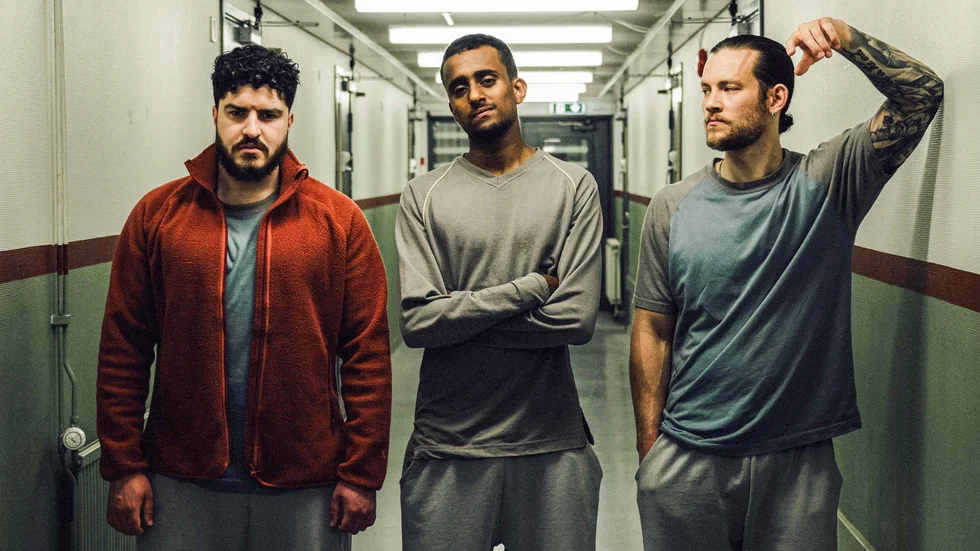21-åriga Tyrone Michele från Flen (i mitten), spelar en av huvudrollerna i dramaserien "Från Insidan" som har premiär på SVT Play 24 november.