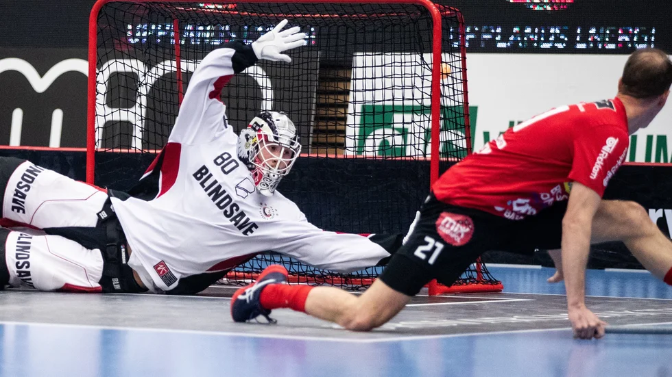 Klintsten slänger sig raklång under en slutspelsmatch mot Dalen. Han får hjälp med att täcka målet av Jesper berggren.