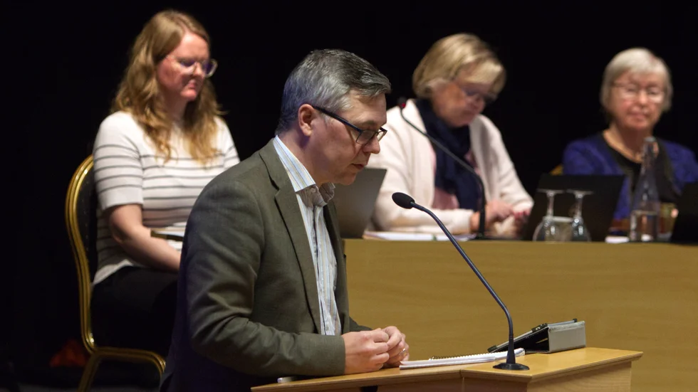 Kommunstyrelsens ordförande Johan Söderberg (S) i talarstolen på kommunfullmäktige.