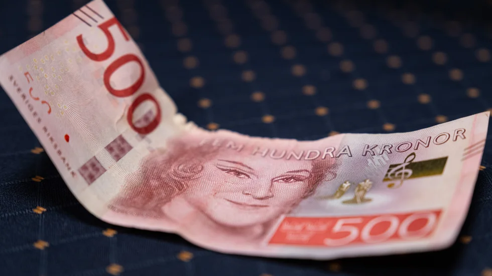 En 20-årig kvinna har åtalats för att ha stulit en 500-kronorssedel. 