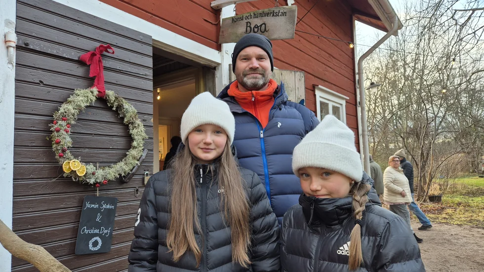 Niclas Valtenius med döttrarna Alma, 10 och Elsa, 12, är på väg in i Boa, för att se vad de kan hitta där. "Vi har inte hunnit köpa mer än lotter, och det gick inget vidare. Men vi ska köpa ost och korv och vit glögg."