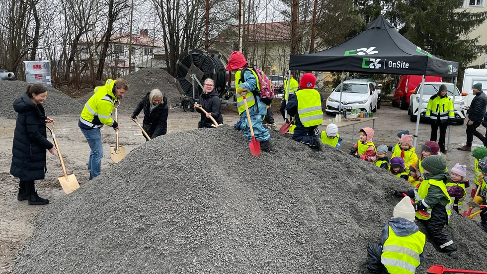 Kommunalrådet Sara Sjödal fick hjälp med att ta första spadtaget till förskolan i Örbyhus.