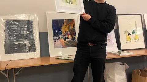 Per Westman från Galleri Lindberg fanns på plats och berättade kort om vart och ett av de utlottade konstverket. 