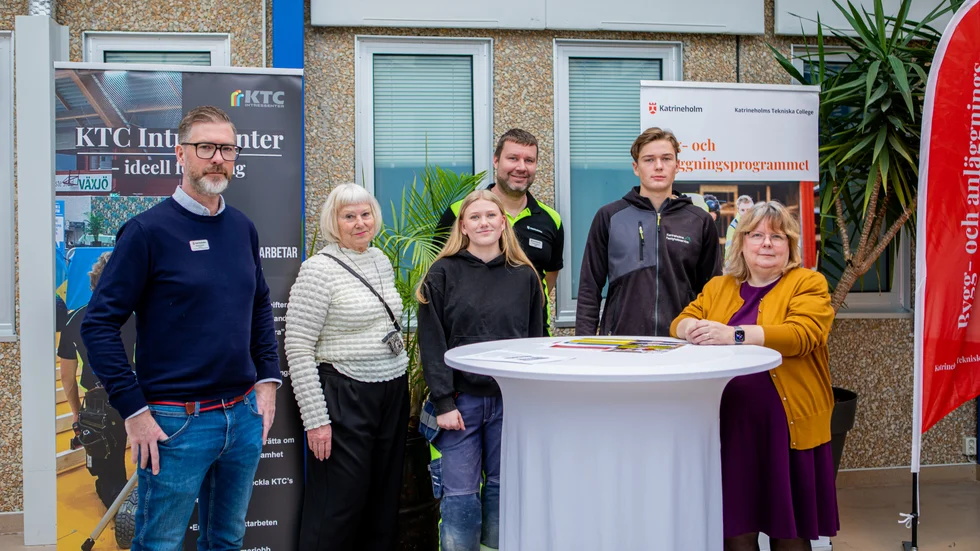 David Rytter, rektor för bygg- och anläggningsprogrammet, Birgitta Hammar, ordförande i KTC och den ideella föreningen KTC intressenter, Alice Åhlin, elev, Daniel Geiborg, yrkeslärare, Wiggo Persson, elev och Ulrica Truedsson (S), ordförande i bildningsnämnden. 