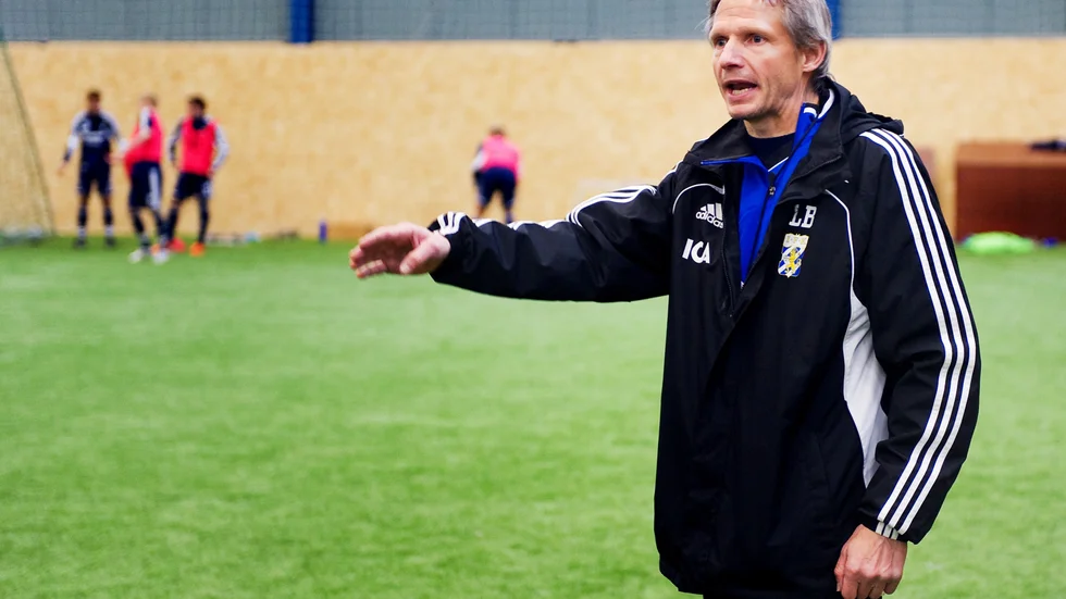 Eijlert Björkman hann inte göra en träningsmatch med Bergnäsets AIK. Under fredagen stod det klart att han får sparken.