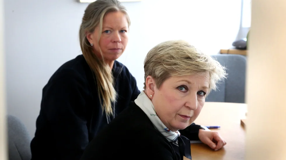 Både åklagare Susanne Wihlborg och kriminalinspektör Rebecka Karlström har blivit starkt berörda och träffat offret Monika, som svårt skadad fortfarande lever och kan bära på vem gärningsmannen var, utan att kunna berätta det.