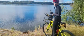 Katarina, 30, har ständig värk: "Tron och cyklingen hjälper mig"