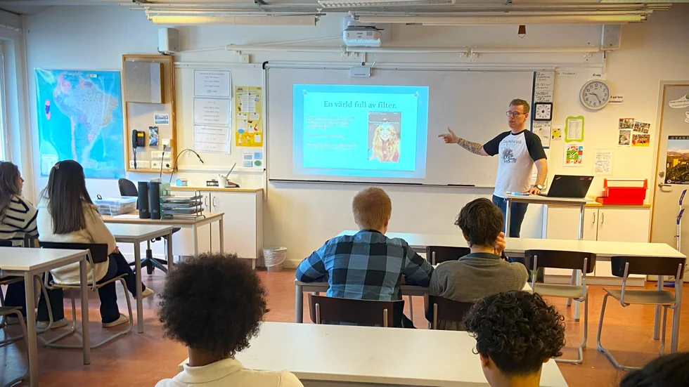 Ungdomar tillbringar överlag mycket tid på sociala medier, där utseendehetsten ofta är stark. Läraren Robin Ritsgard på Valsätraskolan vill göra eleverna medvetna om hur de kan stå emot idealen.