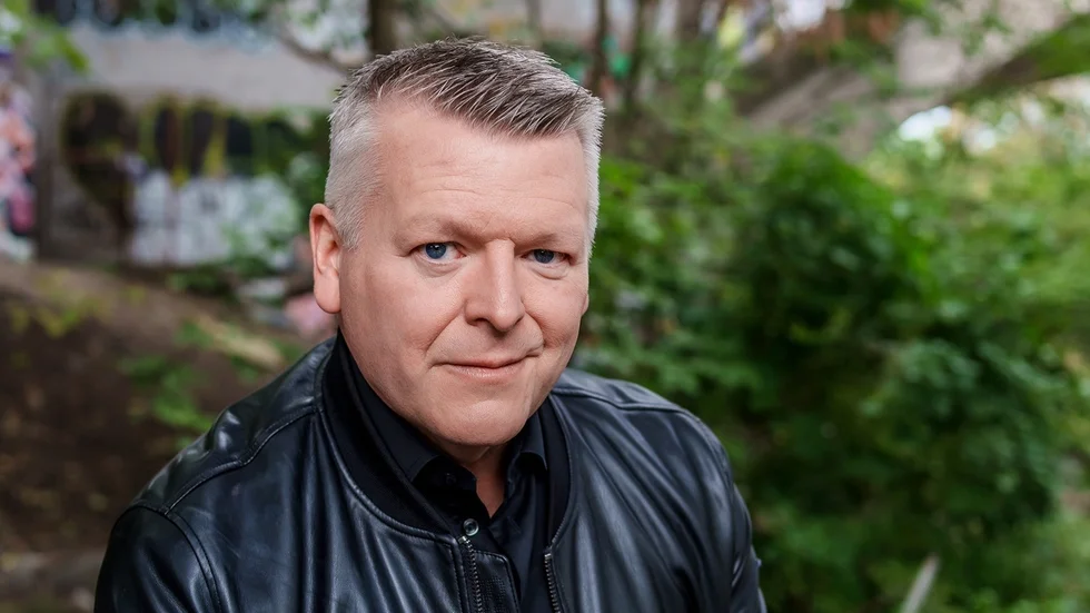 Peter Johansson föddes i Uppsala och växte upp i Söderfors. I april släpper han sin fjärde deckare "Avgrund" som utspelar sig i den fiktiva orten Söderbruk, där Söderfors fått vara inspiration.