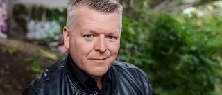 Pandoras låtskrivare sadlade om till spänningsförfattare