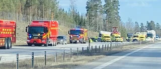 Lastbilschaufför misstänkt för brott efter masskrocken på E20