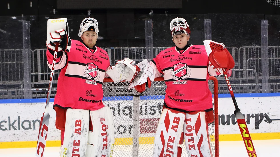 Almtunamålvakterna Edvin Olofsson och Oskar Blomgren i sina Rosa Bandet-tröjor
