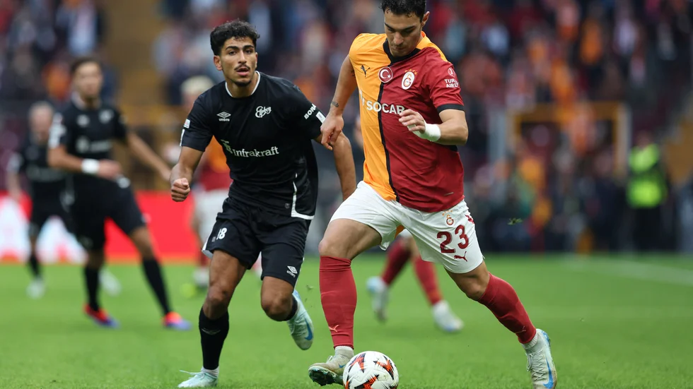 Elfsborgs Ahmed Qasem och Galatasarays Kaan Ayhan i närkamp i Europa league-matchen i Istanbul. Motalakillen Qasem var återigen inblandad i viktiga saker i den stora fotbollsvärlden. Galatasaray vann med 4-3 i en sevärd match.