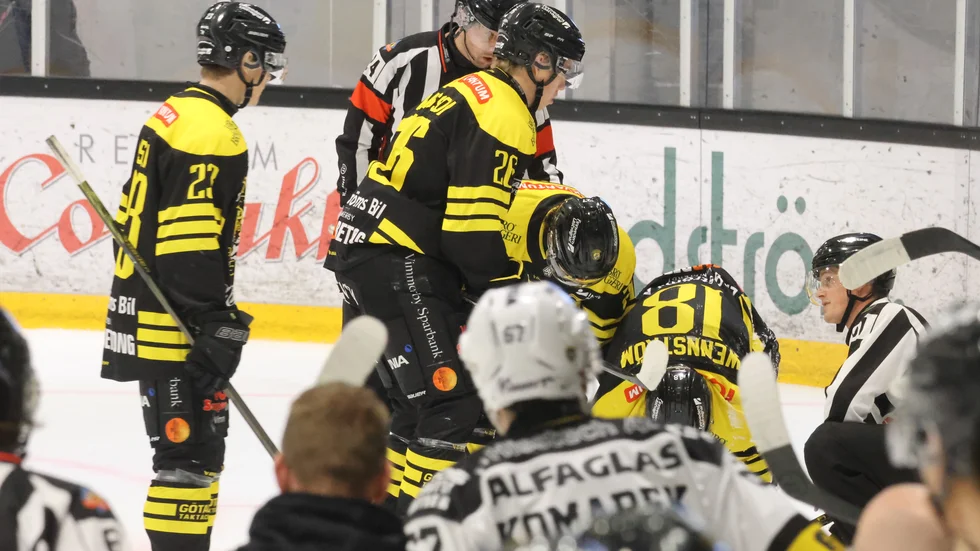 Kevin Wennström behövde hjälp att ta sig av isen efter att ha åkt på en smäll i första perioden.