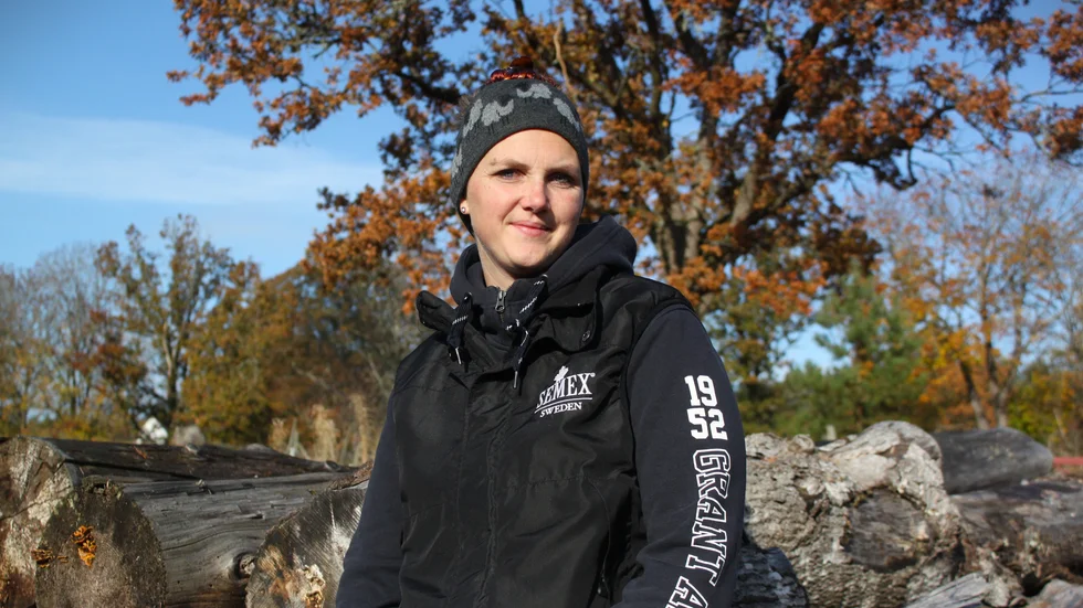 Louise Glindell, 36, driver Sjundekvill tillsammans med sin sambo Ted Gunnarsson. Hon är tredje generationen på gården. De senaste åren har de minskat antalet nötdjur och satsat på gårdsmejeri och gårdsbutik. "Det har funkat bra för oss, vi tycker om att göra olika saker."