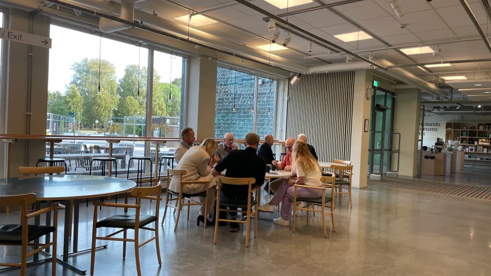 Det är inte bara regionpolitikerna som behöver en serverings- och samtalsyta.