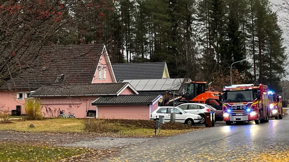 Räddningstjänsten är på plats vid villan.