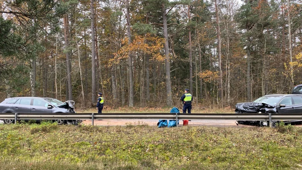 Bilarna frontalkolliderade på E22 mellan Gunnebo och Gladhammar.