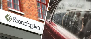 Polisen tog bilen och lämnade paret ute i regnet
