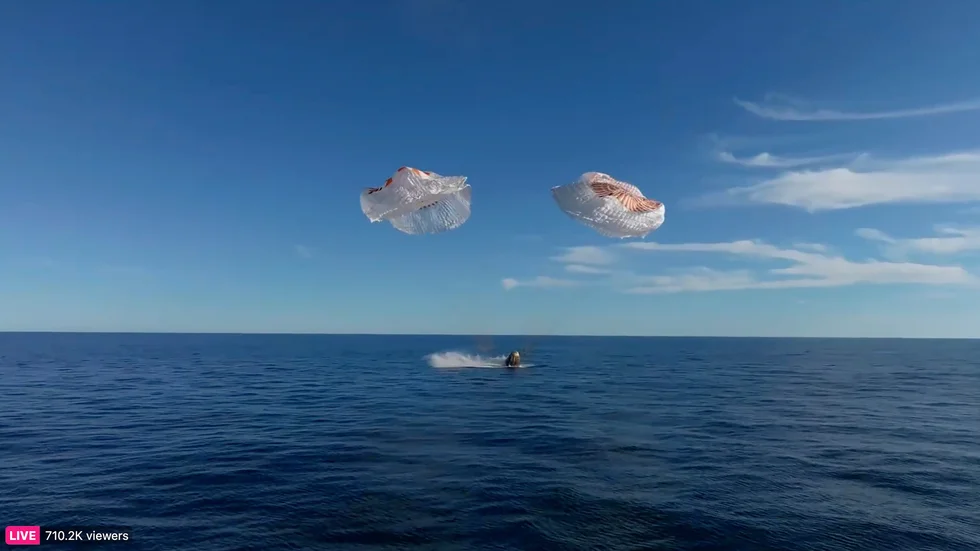 Ögonblicket när Space X-kapseln landade utanför Floridas kust.