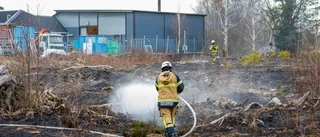 Brand i maskin spreds till terräng – orsakade fullt pådrag