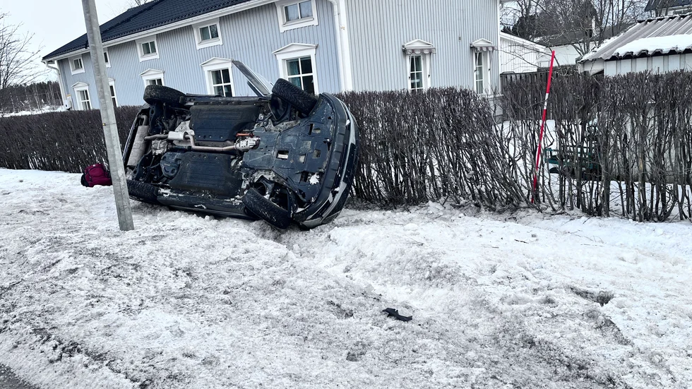 Bilen fick sladd och körde av vägen.