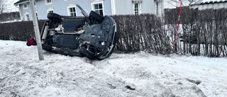 Trafikolycka: Bil på taket i blixthalkan