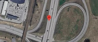 Stillastående personbil stör trafiken på E4