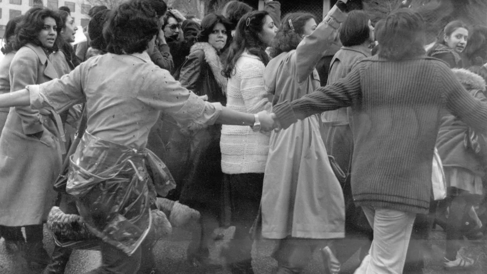 Kvinnokamp. Kvinnor i Teheran som 1979 protesterar mot att tvingas bära slöja. Fortfarande idag pågår förtrycket. 

