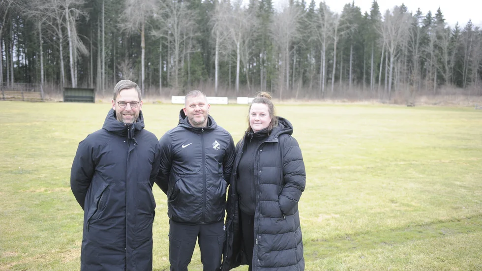 Från vänster: Jonas Svanberg (Sunlight hotell och Nyköpings FF), Daniel Norlander (verksamhetsutvecklare AIK Fotboll) och Sandra Snäll (sportchef i Hargs BK). Efter midsommar arrangerar de ett fotbollsläger tillsammans på Krikonbacken. Ett läger bara för tjejer.
