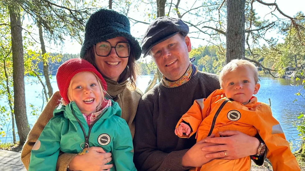 Familjen Virta bestående av Sebastian, Frida och deras två barn Lilian, 3,5 år, och Tage, 1,5.