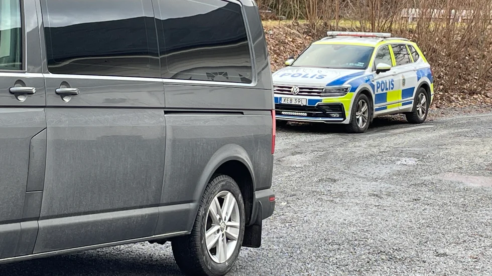 Ett antal poliser, och minst en polishund, är på plats.