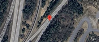 Ett körfält blockerat på grund av stillastående lastbil på E4