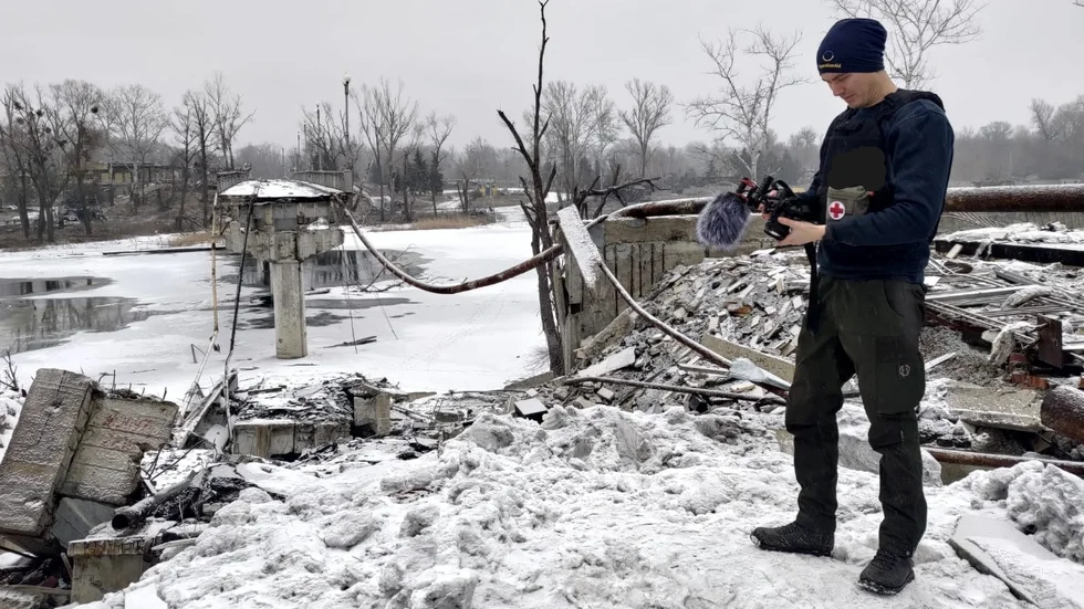 Adrian van den Broeck med sitt "vapen" i högsta hugg – filmkameran. Han har vistats i Ukraina under alla årstider. 