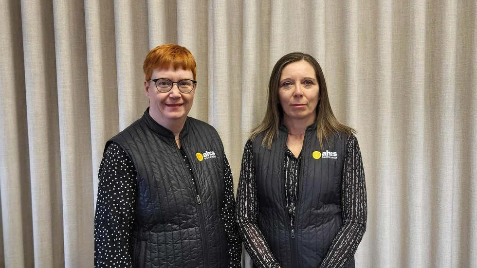 Sofia Flach och Eva Ekberg på Ah:s gardiner och solskydd.