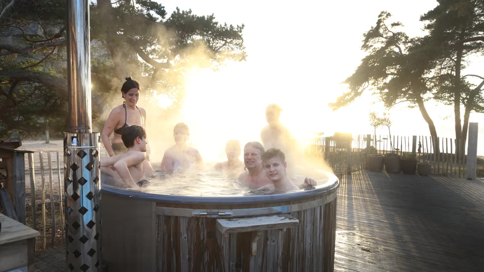 Vedeldade bubbelbad lockar, tre kvällar i veckan, badsugna till satsningen som går under namnet Vidhave vid Snäcks badstrand.