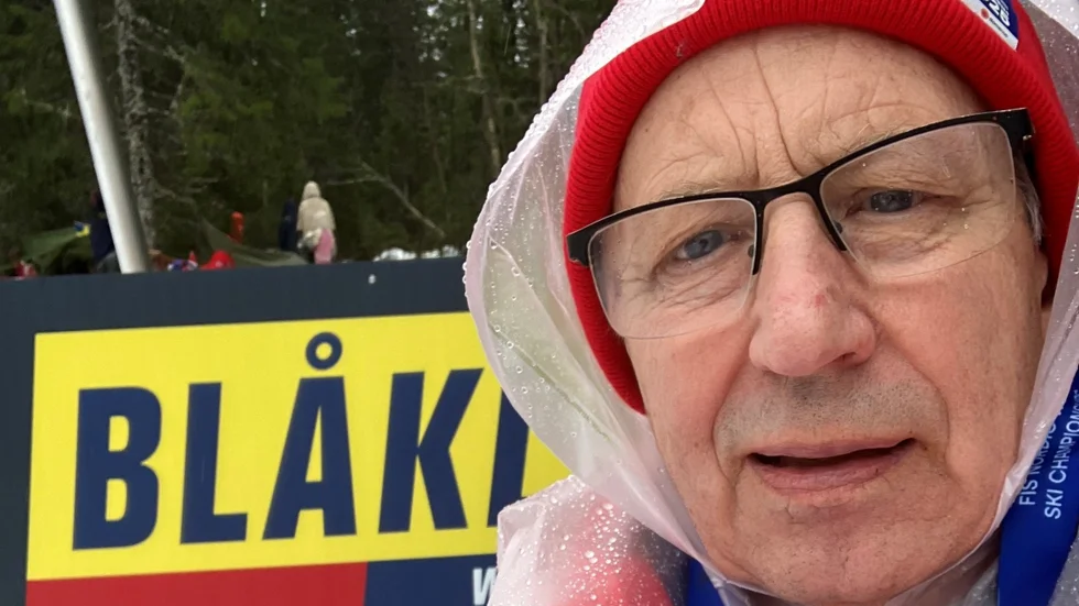 Lars-Inge Andersson, volontär från Motala, fick motta 50 millimeter regn i spåret på söndagen.