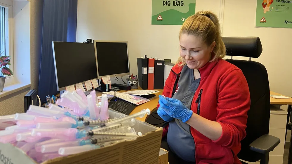 Sjuksköterskan Caroline Karlsson iordningställer vaccindoser. I hundratal. Se fler bilder nedan!