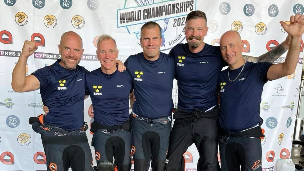 Femteplats-jubel. Johan Edvall är den långe i landslaget i fallskärmshoppning där även Rikard Rodensjö, Ulf Liljenbäck, Mattias Nordh och Andreas Brosell var med i laget. På VM i USA blev Sverige bästa amatörlag.