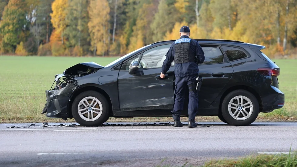 Två bilar har krockat på väg 255.