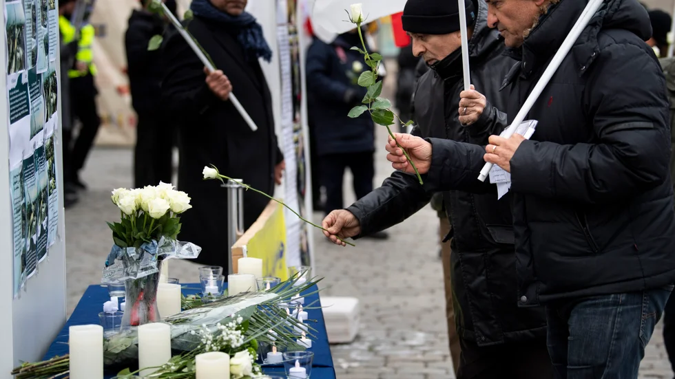 Iranier håller en minnesstund och manifestation på Mynttorget i Stockholm för att hedra de omkomna i flygkraschen i Iran i januari 2020.