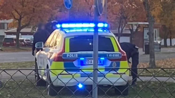 Flera polispatruller fanns på plats i och omkring Slagsta efter torsdagens två larm om bränder utomhus.