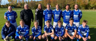 Fotbollslagets drag: Sju pappor och sju söner – i samma lag